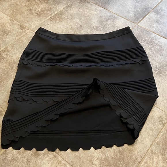 Banana Republic scalloped hem black mini skirt size 0 - Picture 2 of 8